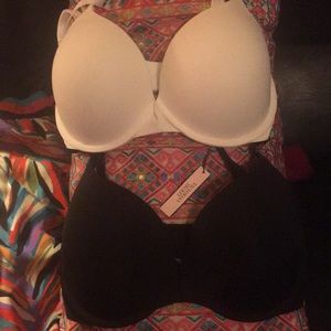 2 victoria’s Secret Bras padded  32DDD